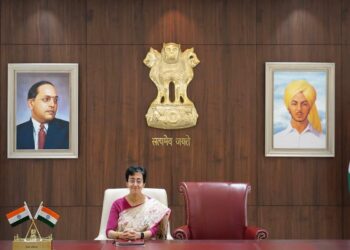 ಕೇಜ್ರಿವಾಲ್ ಕುರ್ಚಿಯಲ್ಲಿ ಕುಳಿತುಕೊಳ್ಳದ ಅತಿಶಿ!