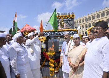 ಕಿತ್ತೂರು ಉತ್ಸವ ಜ್ಯೋತಿಗೆ ಸಿಎಂ ಸಿದ್ದರಾಮಯ್ಯ ಚಾಲನೆ