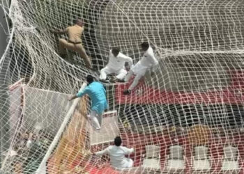 ಮಹಡಿಯಿಂದ ಹಾರಿದ 7 ಜನ ಶಾಸಕರು