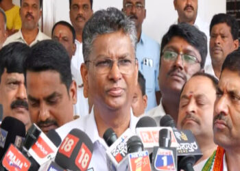 ಸಿಎಂ ಆಪ್ತ ಎಚ್.ಸಿ. ಮಹದೇವಪ್ಪ ಭೇಟಿ ಮಾಡಿದ ಜಾರಕಿಹೊಳಿ