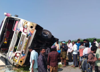 ಡಿವೈಡರ್ ಗೆ ಬಸ್ ಡಿಕ್ಕಿ; ಹಲವರಿಗೆ ಗಾಯ