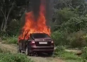 ಕಾರಿನೊಳಗೆ ಬೆಂಕಿ ಹಚ್ಚಿಕೊಂಡು ಅನುಮಾನಾಸ್ಪದ ರೀತಿಯಲ್ಲಿ ಸಾವು