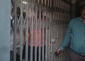 ಅಧಿಕಾರಿಗಳು ಕಚೇರಿಯಲ್ಲಿದ್ದಾಗಲೇ ಬೀಗ ಹಾಕಿದ ಅಟೆಂಡರ್