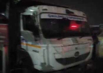 ಫುಟ್ ಪಾತ್ ಮೇಲೆ ಮಲಗಿದ್ದವರ ಮೇಲೆ ಹರಿದ ಲಾರಿ!