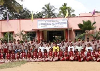 ವಿದ್ಯಾರ್ಥಿಗಳಿಗೆ ವಿಮಾನ ಪ್ರಯಾಣ ಭಾಗ್ಯ ಕರುಣಿಸಿದ ಶಿಕ್ಷಕ