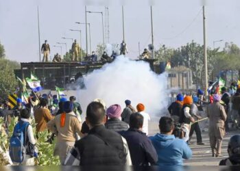 ದೆಹಲಿಗೆ ಪಾದಯಾತ್ರೆ : ರೈತರ ಮೇಲೆ ಅಶ್ರುವಾಯು, 8 ಮಂದಿ ಗಾಯ