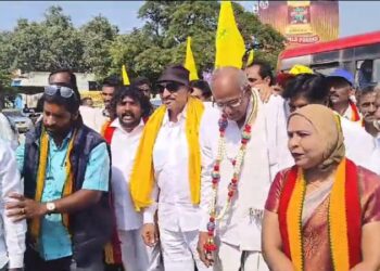 ಸಾರಿಗೆ ಬಸ್ ಟಿಕೆಟ್ ದರ ಹೆಚ್ಚಳ: ವಿನೂತನ ಪ್ರತಿಭಟನೆ ನಡೆಸಿದ ವಾಟಾಳ್