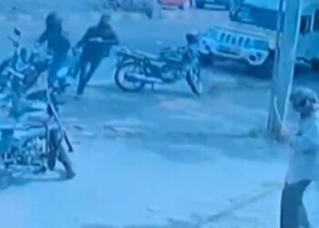 ಕಣ್ಣಿಗೆ ಖಾರದ ಪುಡಿ ಎರಚಿ 63 ಲಕ್ಷ ದೋಚಿ ಪರಾರಿ