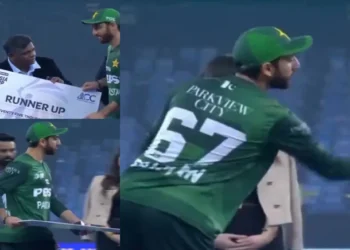 ಸೋಲಿನ ಹತಾಶೆ, ಪ್ರಶಸ್ತಿ ತಿರಸ್ಕಾರ: 2 ಕೋಟಿ ಮೌಲ್ಯದ ಚೆಕ್ ಎಸೆದ ಪಾಕ್ ನಾಯಕ; ಇದು ಡಾಲರ್, ಭಿಕ್ಷೆಯಲ್ಲ ಎಂದ ನೆಟ್ಟಿಗರು