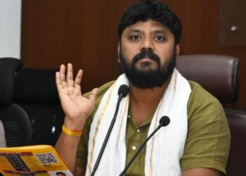 ಮೂರು ಅಡಿ ಕಟೌಟ್ ರವಿಕುಮಾರ್, ಯತ್ನಾಳ್, ಪ್ರತಾಪ್ ಸಿಂಹ ಜೊತೆಗೆ ಬನ್ನಿ;ಹೆಚ್ಚಿನ ಚಿಕಿತ್ಸೆಗೆ ಸಿಎಂ ಪರಿಹಾರ ನಿಧಿಯಿಂದ ಹಣ ಕೊಡಿಸುವೆ: ಪ್ರದೀಪ್ ಈಶ್ವರ್
