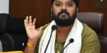 ಮೂರು ಅಡಿ ಕಟೌಟ್ ರವಿಕುಮಾರ್, ಯತ್ನಾಳ್, ಪ್ರತಾಪ್ ಸಿಂಹ ಜೊತೆಗೆ ಬನ್ನಿ;ಹೆಚ್ಚಿನ ಚಿಕಿತ್ಸೆಗೆ ಸಿಎಂ ಪರಿಹಾರ ನಿಧಿಯಿಂದ ಹಣ ಕೊಡಿಸುವೆ: ಪ್ರದೀಪ್ ಈಶ್ವರ್