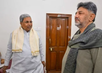 ಕುರ್ಚಿ ಕದನಕ್ಕೆ ತಾತ್ಕಾಲಿಕ ಬ್ರೇಕ್: ಬೆಳಗಾವಿ ಅಧಿವೇಶನಕ್ಕೂ ಮುನ್ನ ಸಿದ್ದು-ಡಿಕೆಶಿ ಕದನ ವಿರಾಮ! ಒಗ್ಗಟ್ಟಿನ ಮಂತ್ರದ ಹಿಂದಿನ ಅಸಲಿ ಲೆಕ್ಕಾಚಾರವೇನು?