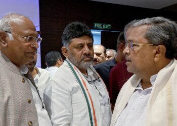 ಸಿದ್ದರಾಮಯ್ಯರನ್ನು ಮುಖ್ಯಮಂತ್ರಿ ಮಾಡಲು ಸೋನಿಯಾ ಗಾಂಧಿ ಮನೆಗೆ ಮೂರು ಬಾರಿ ಅಲೆದಿದ್ದೆ: ಸಿಎಂ ವಿರುದ್ಧ ಗುಡುಗಿದ ದೇವೇಗೌಡರು