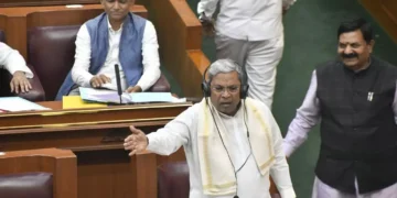 ವಿಧಾನಸಭೆಯಲ್ಲಿ ನಾನೇ ಸಿಎಂ ಎಂದು ಗುಡುಗಿದ ಸಿದ್ದರಾಮಯ್ಯ; ಮುಗುಳ್ನಗುತ್ತಲೇ ನಿಗೂಢ ಸಂದೇಶ ರವಾನಿಸಿದ ಡಿಕೆ ಶಿವಕುಮಾರ್