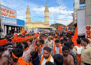 ಶ್ರೀರಂಗಪಟ್ಟಣದಲ್ಲಿ ಹನುಮ ಭಕ್ತರ ರೌದ್ರಾವತಾರ:ಜಾಮಿಯಾ ಮಸೀದಿ ನಮ್ಮದೆಂದು ಒಳನುಗ್ಗಲು ಯತ್ನಿಸಿದ ಮಾಲಾಧಾರಿಗಳು; ಪೊಲೀಸರೊಂದಿಗೆ ತೀವ್ರ ಸಂಘರ್ಷ
