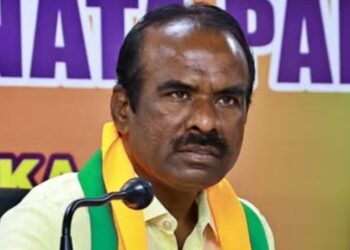 ವೇಣುಗೋಪಾಲ್ ಒಂದೇ ಒಂದು ಟ್ವೀಟ್‌ಗೆ ಕೇರಳಿಗರಿಗೆ 180 ಮನೆ ಭಾಗ್ಯ: ನಮ್ಮ ಉತ್ತರ ಕರ್ನಾಟಕದವರಿಗೆ ದಿಕ್ಕಿಲ್ಲವೇ? ಕಾಂಗ್ರೆಸ್ ವಿರುದ್ಧ ರವಿಕುಮಾರ್ ಕಿಡಿ