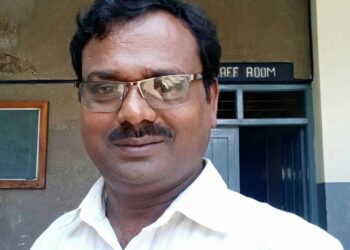 ನವೋದಯ ಪರೀಕ್ಷಾ ಕೇಂದ್ರದಲ್ಲಿ ಅಕ್ರಮ: ಮಗನಿಗೆ ಕಾಪಿ ಮಾಡಿಸಿದ ಶಿಕ್ಷಕನ ವಿರುದ್ಧ ಪೋಷಕರ ದಂಗೆ! ಪರೀಕ್ಷೆ ರದ್ದುಗೊಳಿಸಲು ಆಗ್ರಹ