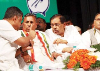 ಪರಮೇಶ್ವರ್ ಕೋಟೆಯಲ್ಲೇ ಮೊಳಗಿದ ಮುನಿಯಪ್ಪ ಸಿಎಂ ಘೋಷಣೆ: ಕಾಂಗ್ರೆಸ್ ಪಡಸಾಲೆಯಲ್ಲಿ ಮತ್ತೆ ಜೋರಾಯ್ತು ಎಡ-ಬಲ ಸಮರ