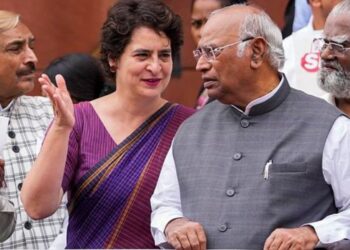 ಕಾಂಗ್ರೆಸ್ ಅಂಗಳದಲ್ಲಿ ಮಹಾ ಸ್ಫೋಟ: ಮಲ್ಲಿಕಾರ್ಜುನ ಖರ್ಗೆ ಕುರ್ಚಿಗೆ ಕಂಟಕ, ಪ್ರಿಯಾಂಕಾ ಗಾಂಧಿ ಪಟ್ಟಾಭಿಷೇಕಕ್ಕೆ ಹೆಚ್ಚಿದ ಒತ್ತಡ.!