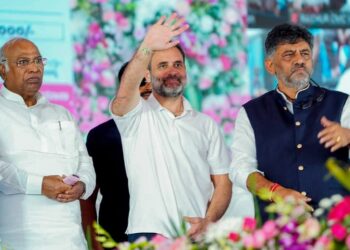 ರಾಹುಲ್ ಖರ್ಗೆ ನಾಯಕತ್ವದ ವಿರುದ್ಧ ಸ್ಫೋಟಗೊಂಡ ಅಸಮಾಧಾನ ಡಿಕೆ ಶಿವಕುಮಾರ್ ಹೆಗಲಿಗೆ ರಾಷ್ಟ್ರೀಯ ಜವಾಬ್ದಾರಿ ನೀಡಲು ಸೋನಿಯಾಗೆ ಪತ್ರ