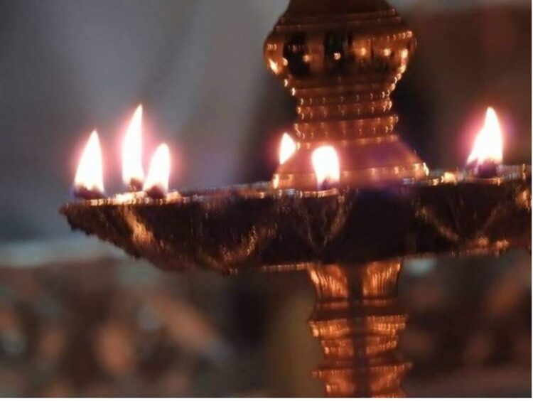 Lamp Characteristics: What should a god's lamp look like inside the house?