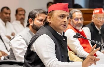 ಯೋಗಿ ವಿದೇಶ ಪ್ರವಾಸದ ಬೆನ್ನಲ್ಲೇ ಯುಪಿ ರಾಜಕೀಯದಲ್ಲಿ ಸಂಚಲನ 100 ಶಾಸಕರೊಂದಿಗೆ ಬನ್ನಿ ಸಿಎಂ ಪಟ್ಟ ಪಡೆಯಿರಿ ಎಂದು ಬಿಜೆಪಿ ನಾಯಕರಿಗೆ ಅಖಿಲೇಶ್ ಯಾದವ್ ಬಂಪರ್ ಆಫರ್