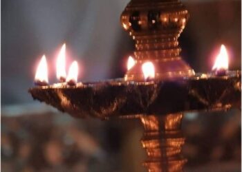 What should the God's lamp look like inside the house?