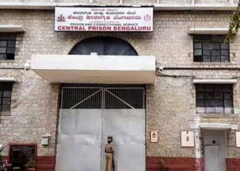 ಪರಪ್ಪನ ಅಗ್ರಹಾರ ಜೈಲಿನಲ್ಲಿ ಐಷಾರಾಮಿ ಜೀವನಕ್ಕೆ ಬ್ರೇಕ್: ಖಡಕ್ ಅಧಿಕಾರಿಗಳ ಎಂಟ್ರಿಯಿಂದ ನಡುಗಿದ ಕೈದಿಗಳು, ಫೈವ್ಸ್ಟಾರ್ ಕಲ್ಚರ್ಗೆ ಫುಲ್ ಸ್ಟಾಪ್