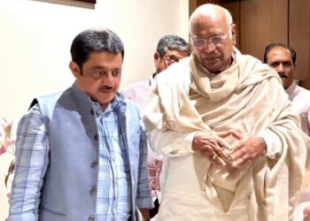 ಉಪಚುನಾವಣೆ ಪ್ರಚಾರಕ್ಕೆ ಜಮೀರ್ ಆಹ್ವಾನ: ಏಕತೆ ಕಾಪಾಡಲು ಮಲ್ಲಿಕಾರ್ಜುನ ಕರೆ