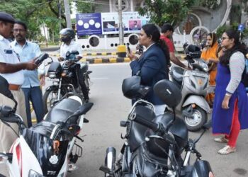 ವಾಹನ ಸವಾರರ ಗಮನಕ್ಕೆ: ನಿಮ್ಮ ಗಾಡಿಯ ಮೇಲೂ ಬಿದ್ದಿರಬಹುದು ದಂಡ, ಪೊಲೀಸ್ ಠಾಣೆಗೆ ಅಲೆಯುವ ಬದಲು ಮನೆಯಲ್ಲೇ ಕುಳಿತು ಮೊಬೈಲ್ ನಲ್ಲಿಯೇ ಚೆಕ್ ಮಾಡುವ ಸುಲಭ ವಿಧಾನ ಇಲ್ಲಿದೆ