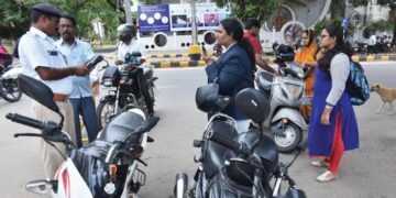 ವಾಹನ ಸವಾರರ ಗಮನಕ್ಕೆ: ನಿಮ್ಮ ಗಾಡಿಯ ಮೇಲೂ ಬಿದ್ದಿರಬಹುದು ದಂಡ, ಪೊಲೀಸ್ ಠಾಣೆಗೆ ಅಲೆಯುವ ಬದಲು ಮನೆಯಲ್ಲೇ ಕುಳಿತು ಮೊಬೈಲ್ ನಲ್ಲಿಯೇ ಚೆಕ್ ಮಾಡುವ ಸುಲಭ ವಿಧಾನ ಇಲ್ಲಿದೆ