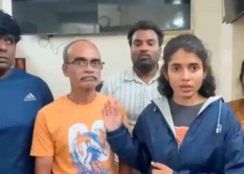 ಲೈಕ್ಸ್ ಆಸೆಗೆ ಅಪ್ಪನ ಪ್ರಾಣದ ಜತೆ ಆಟ ಪ್ರ್ಯಾಂಕ್ ಹೆಸರಲ್ಲಿ ವಿಕೃತಿ :ಬೆಂಗಳೂರಿನ ಕೊರಿಯರ್ ಆಫೀಸ್ ನಲ್ಲಿ ರೀಲ್ಸ್ ಹುಚ್ಚರ ಹೈಡ್ರಾಮಾ