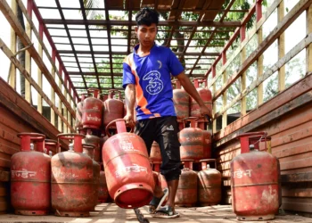 ಎಚ್ಚರ ನಿಮ್ಮ ಮನೆಯಲ್ಲಿ ಎರಡಕ್ಕಿಂತ ಹೆಚ್ಚು ಗ್ಯಾಸ್ ಸಿಲಿಂಡರ್ ಇದ್ದರೆ ಜೈಲು ಫಿಕ್ಸ್ ಇಂದೇ ಈ ಕಾನೂನು ತಿಳಿದುಕೊಳ್ಳಿ