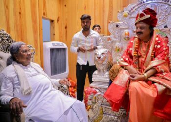 ದಾಖಲೆಗಳ ಸರದಾರ ಸಿದ್ದರಾಮಯ್ಯರಿಗೆ ನಾಲವಾರ ಮಠದ ವಿಶೇಷ ಗೌರವ: ಬಜೆಟ್ ಕಿಂಗ್ ಗೆ ಚಿನ್ನದ ಉಂಗುರ ತೊಡಿಸಿದ ಶ್ರೀಗಳು