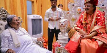 ದಾಖಲೆಗಳ ಸರದಾರ ಸಿದ್ದರಾಮಯ್ಯರಿಗೆ ನಾಲವಾರ ಮಠದ ವಿಶೇಷ ಗೌರವ: ಬಜೆಟ್ ಕಿಂಗ್ ಗೆ ಚಿನ್ನದ ಉಂಗುರ ತೊಡಿಸಿದ ಶ್ರೀಗಳು