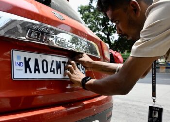 ಎಚ್ ಎಸ್ ಆರ್ ಪಿ ಕಡ್ಡಾಯ ಆದೇಶ ದಿಢೀರ್ ವಾಪಸ್ ನಿಯಮ ಪಾಲಿಸಿದ ಪ್ರಾಮಾಣಿಕ ವಾಹನ ಸವಾರರಿಗೆ ಸರ್ಕಾರದ ಉಂಡೆ ನಾಮ ಗ್ಯಾರಂಟಿ ಆಯ್ತು!