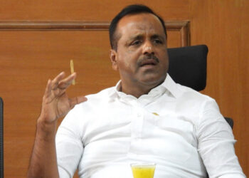 ವಿನಯ್ ಕುಲಕರ್ಣಿ ಶಾಸಕ ಸ್ಥಾನದ ಭವಿಷ್ಯ ಏನು? ಸಿಎಂ ಕುರ್ಚಿ ಮೇಲೆ ಖಾದರ್ ಕಣ್ಣು: 20 ವರ್ಷಗಳ ನಂತರದ ಗುಟ್ಟು ಬಿಚ್ಚಿಟ್ಟ ಸಭಾಧ್ಯಕ್ಷ