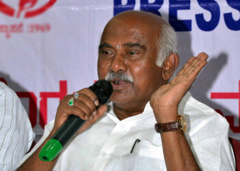 ಶಿಕ್ಷಕರಿಲ್ಲದ ರಾಜ್ಯದಲ್ಲಿ ದಾಖಲೆ ಫಲಿತಾಂಶ ಬಂದಿದ್ದು ಹೇಗೆ ಮೈಸೂರಿನಲ್ಲಿ ವಿಶ್ವನಾಥ್ ಆಕ್ರೋಶ