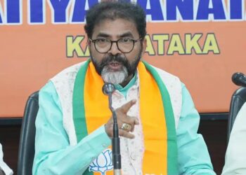 ವಿಷಕಾರಿ ಹಾವಿಗಿಂತ ಹೆಚ್ಚು ವಿಷ  ಅಪ್ಪ-ಮಗನ ತಲೆಯಲ್ಲಿದೆ: ಛಲವಾದಿ ನಾರಾಯಣಸ್ವಾಮಿ ವ್ಯಂಗ್ಯ