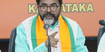 ವಿಷಕಾರಿ ಹಾವಿಗಿಂತ ಹೆಚ್ಚು ವಿಷ  ಅಪ್ಪ-ಮಗನ ತಲೆಯಲ್ಲಿದೆ: ಛಲವಾದಿ ನಾರಾಯಣಸ್ವಾಮಿ ವ್ಯಂಗ್ಯ