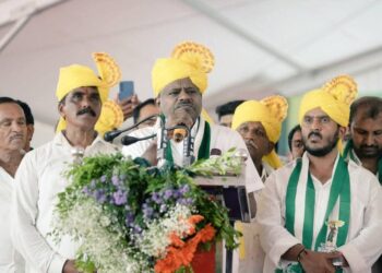 ಸಿದ್ದರಾಮಯ್ಯಗಿಂತ ಕುರುಬರಿಗೆ ನನ್ನ ಕೊಡುಗೆಯೇ ಹೆಚ್ಚು: ಹಳದಿ ಪೇಟ ಧರಿಸಿ ಅಹಿಂದ ಮತಬ್ಯಾಂಕ್ ಮೇಲೆ ಎಚ್‌ಡಿಕೆ ಕಣ್ಣು