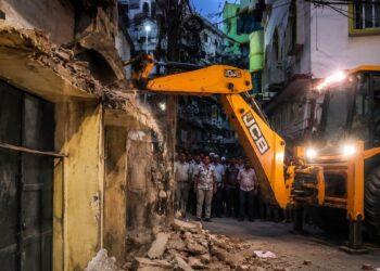 ಯೋಗಿ ದಾರಿಯಲ್ಲಿ ಸುವೆಂದು ಅಧಿಕಾರಿ : ಅಕ್ರಮ ಅತಿಕ್ರಮಣಕಾರರ ಎಡೆಮುರಿ ಕಟ್ಟಲು ಸನ್ನದ್ಧವಾದ ಬುಲ್ಡೋಜರ್ ಪಡೆ