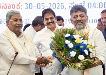 ಕರ್ನಾಟಕಕ್ಕೆ ಹೊಸ ಸಾರಥಿ : ಒಂದೇ ಕಾರಿನಲ್ಲಿ ರಾಜಭವನಕ್ಕೆ ತೆರಳಿ ಒಗ್ಗಟ್ಟು ಪ್ರದರ್ಶಿಸಿದ ಸಿದ್ದು ಡಿಕೆಶಿ ಜೋಡಿ