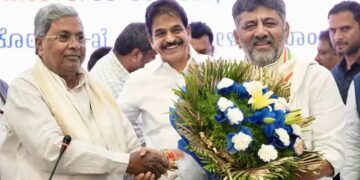 ಕರ್ನಾಟಕಕ್ಕೆ ಹೊಸ ಸಾರಥಿ : ಒಂದೇ ಕಾರಿನಲ್ಲಿ ರಾಜಭವನಕ್ಕೆ ತೆರಳಿ ಒಗ್ಗಟ್ಟು ಪ್ರದರ್ಶಿಸಿದ ಸಿದ್ದು ಡಿಕೆಶಿ ಜೋಡಿ