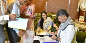 ಮನೆಯಿಂದಲೇ SIR ಅಭಿಯಾನಕ್ಕೆ ಚಾಲನೆ ನೀಡಿದ ಸಿಎಂ ಡಿಕೆ ಶಿವಕುಮಾರ್