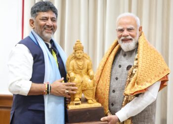 ಮೋದಿಗೆ ಬಸವಣ್ಣನ ಉಡುಗೊರೆ ನೀಡಿದ ಡಿಕೆಶಿ: ಆ ಒಂದು ಭೇಟಿಯ ಹಿಂದೆ ಅಡಗಿದೆಯೇ ಕರ್ನಾಟಕದ ಬಿಗ್ ಪ್ಲಾನ್?