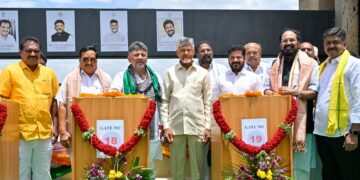 ನದಿಗಳ ಜೋಡಣೆ ಮೋದಿ ಅವರಿಂದ ಮಾತ್ರ ಸಾಧ್ಯ: ಕಾಂಗ್ರೆಸ್ ಸಿಎಂಗಳ ಎದುರೇ ಪ್ರಧಾನಿ ಮೋದಿ ಗುಣಗಾನ ಮಾಡಿದ ಚಂದ್ರಬಾಬು ನಾಯ್ಡು