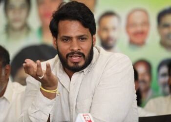 ಇವರೇನು ಬದನೆಕಾಯಿ ಬೆಳೆದು ಆಸ್ತಿ ಮಾಡಿದ್ರಾ: ಗಂಡಸ್ತನದ ರಾಜಕಾರಣ ಮಾಡಿ – ಪೋಸ್ಟರ್ ಅಂಟಿಸಿದ ಕಾಂಗ್ರೆಸ್ ವಿರುದ್ಧ ನಿಖಿಲ್ ರೋಷಾವೇಷ