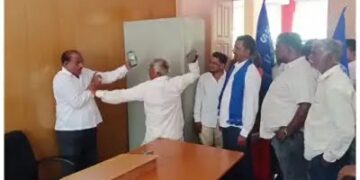 ವ್ಯವಸ್ಥೆಯ ನಿರ್ಲಕ್ಷ್ಯಕ್ಕೆ ಸಿಡಿದೆದ್ದ ಅನ್ನದಾತ: ಭೂ ಪರಿಹಾರಕ್ಕಾಗಿ ಸತಾಯಿಸಿದ ಅಧಿಕಾರಿಗೆ ಬಿತ್ತು ಚಪ್ಪಲಿ ಏಟು