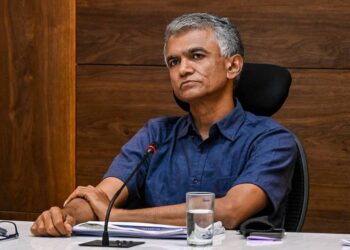 ಕಿವಿಯಲ್ಲಿ ದಾಸವಾಳ ಇಟ್ಟುಕೊಂಡಿದ್ದೀವಾ? ನಾಯಿಗಳ ಸಂಖ್ಯೆಗಿಂತ ಸಂತಾನಹರಣ ಚಿಕಿತ್ಸೆಯೇ ಹೆಚ್ಚು!: ಅಧಿಕಾರಿಗಳ ಬೆವರಿಳಿಸಿದ ಸಚಿವ ಕೃಷ್ಣಭೈರೇಗೌಡ- ಅಂಕಿಅಂಶಗಳ ಗೋಲ್ಮಾಲ್ ಕಂಡು ಸಚಿವರು ಗರಂ!